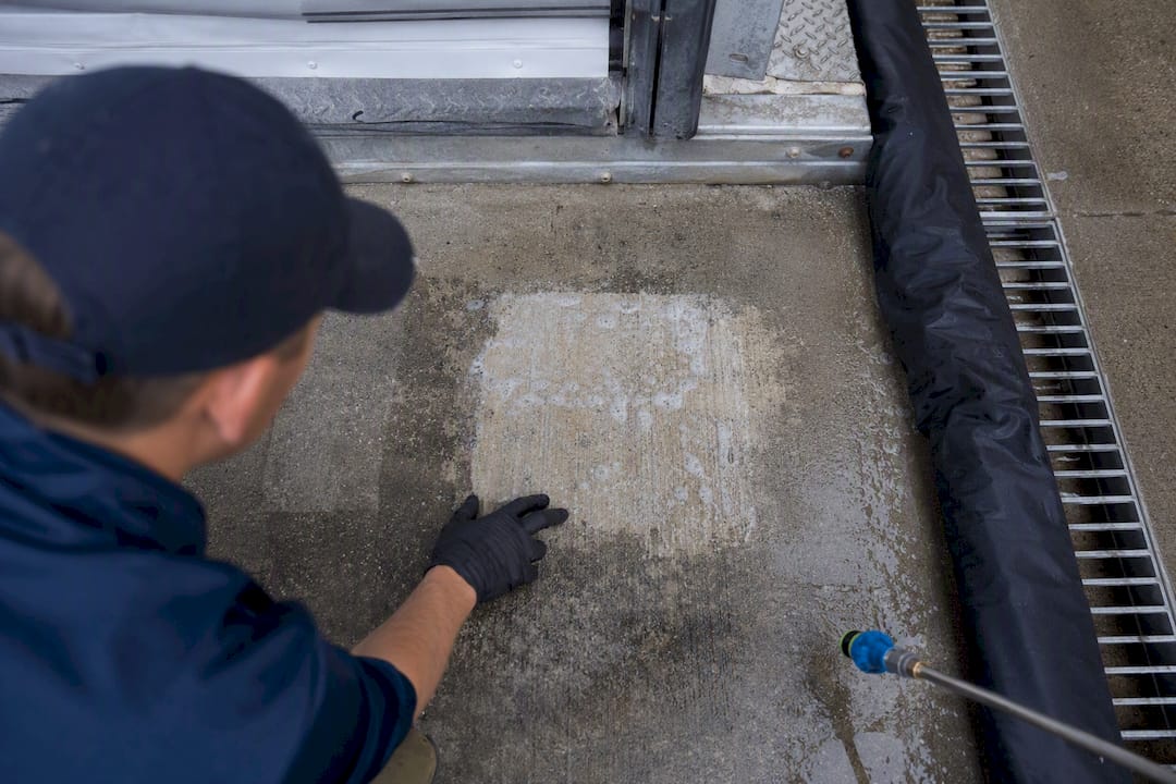 Foamy treatment lifting concrete stain